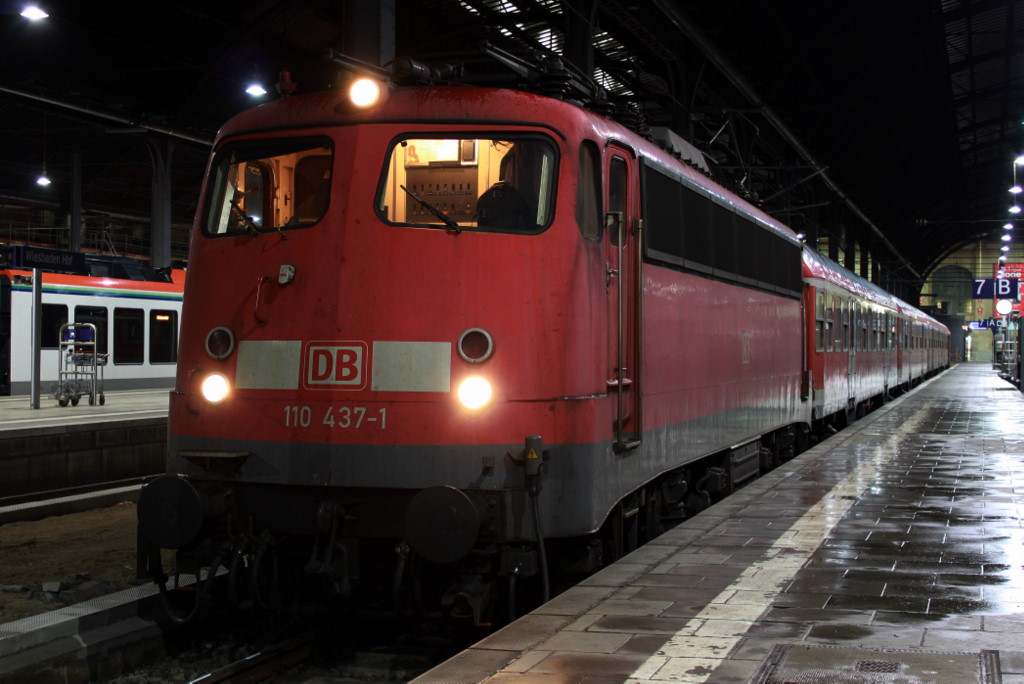 Die 110 437-5 ist soeben aus der Abstellung des Wiesbadener Hbf´s zum Bahnsteig rangiert. Es ist ebenfalls ein rechts Rheinischer Umlauf nach Frankfurt Hbf. Der Lokf�hrer hat zu meiner Freude die volle Beleuchtung in der Abstellung angeschaltet Es ist der 11.12.2010