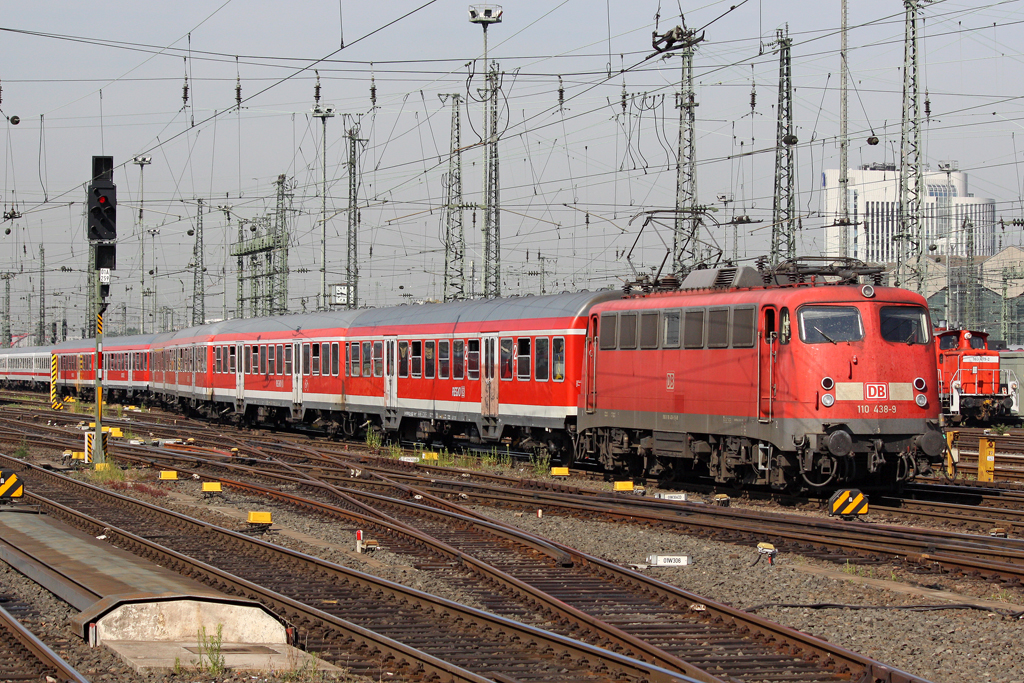 Die 110 438-9 in Frankfurt Hbf am 01,07,10