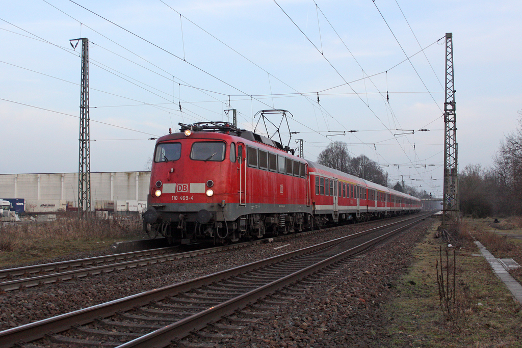 Die 110 469-4 in Empel-Rees am 02,03,12
