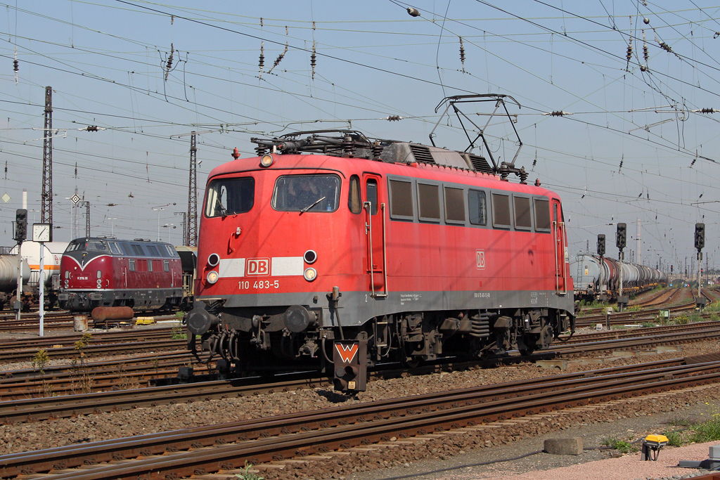 Die 110 483-5 und V170.10 in Gro�korbetha am 18,08,11