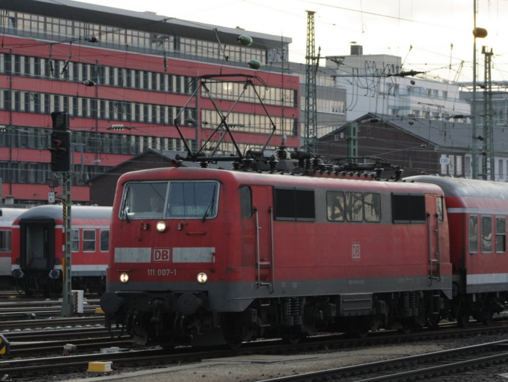 Die 111 007-1 rangiert Ihren 9 Wagen RE in den Frankfurter Hbf. Sie holte die Wagen aus dem Mainzer Becken und bringt Sie an die ehemalige Deutsch-Deutsche Grenze. Das ist Bebra.

Patrick E.