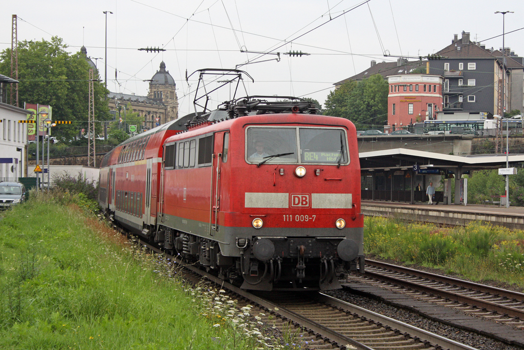 Die 111 009-7 als RE4 nach Aachen Hbf in Wuppertal Steinbeck am 21,07,11