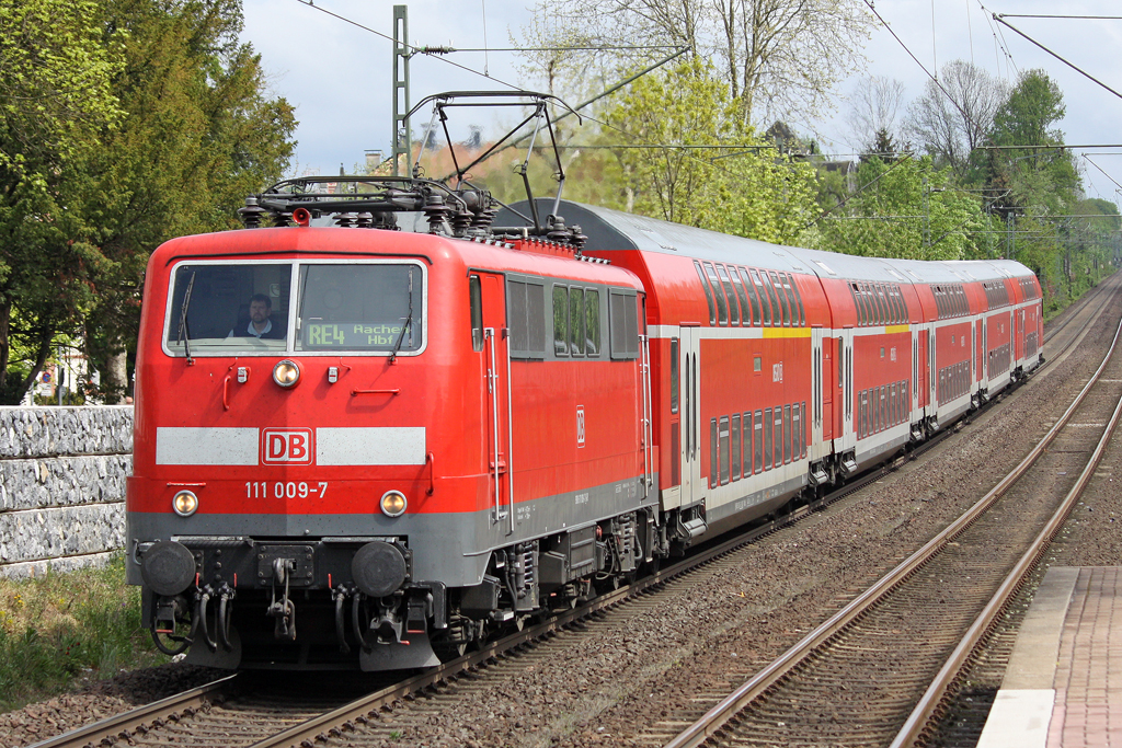 Die 111 009-7 in Erkrath am 02,05,10