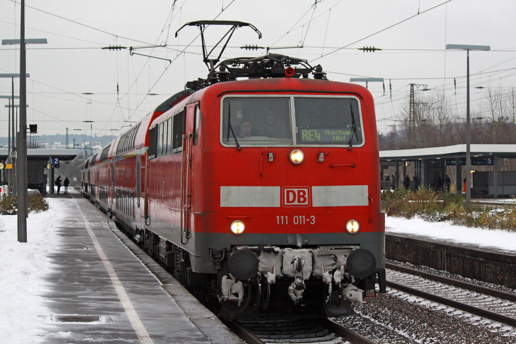 Die 111 011-3 als RE 4 in Wuppertal Vohwinkel am 30,11,10