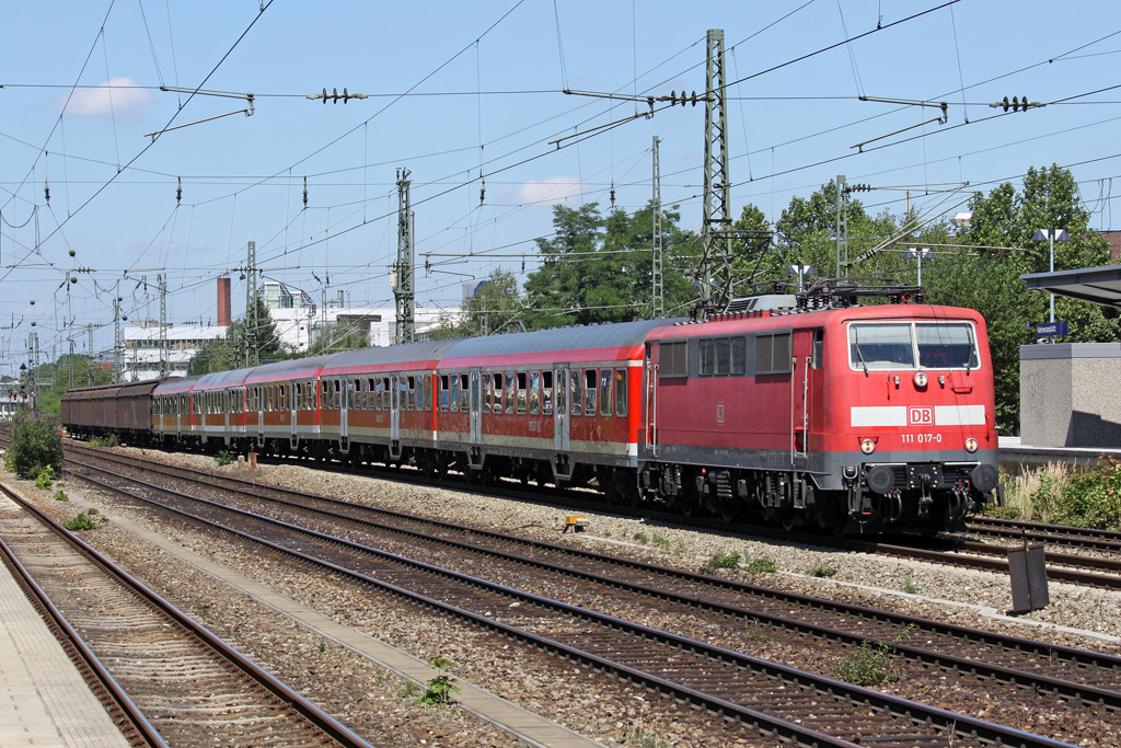 Die 111 017-0 in M�nchen Heimeranplatz am 31,07,10