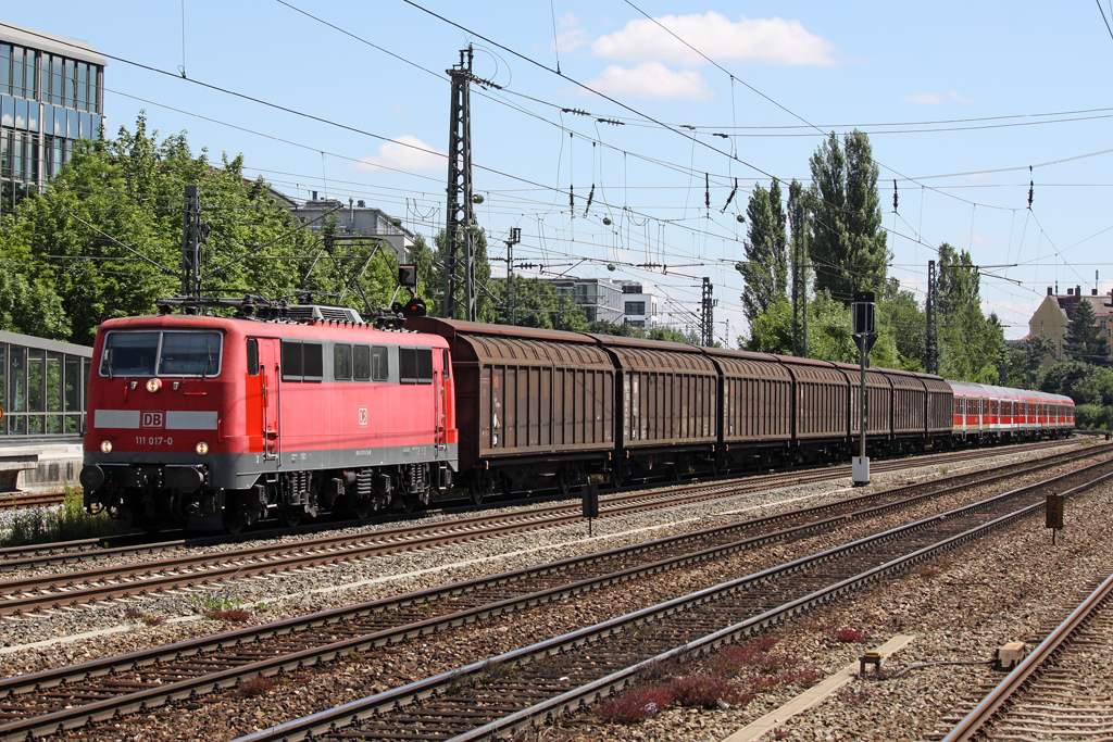 Die 111 017-0 in M�nchen Heimeranplatz am 31,07,10