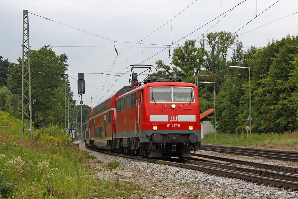 Die 111 027-9 in A�ling (Oberbay) am 29,07,11
