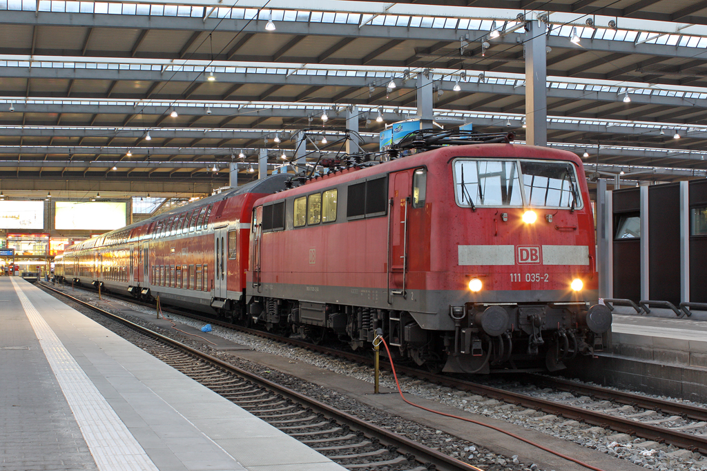 Die 111 035-2 in M�nchen Hbf am 30,07,11