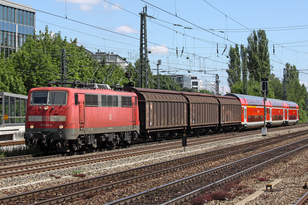 Die 111 036-0 in M�nchen Heimeranplatz am 31,07,10