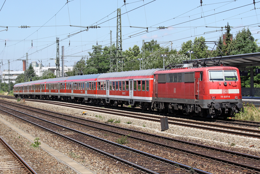 Die 111 037-8 in M�nchen Heimeranplatz am 31,07,10