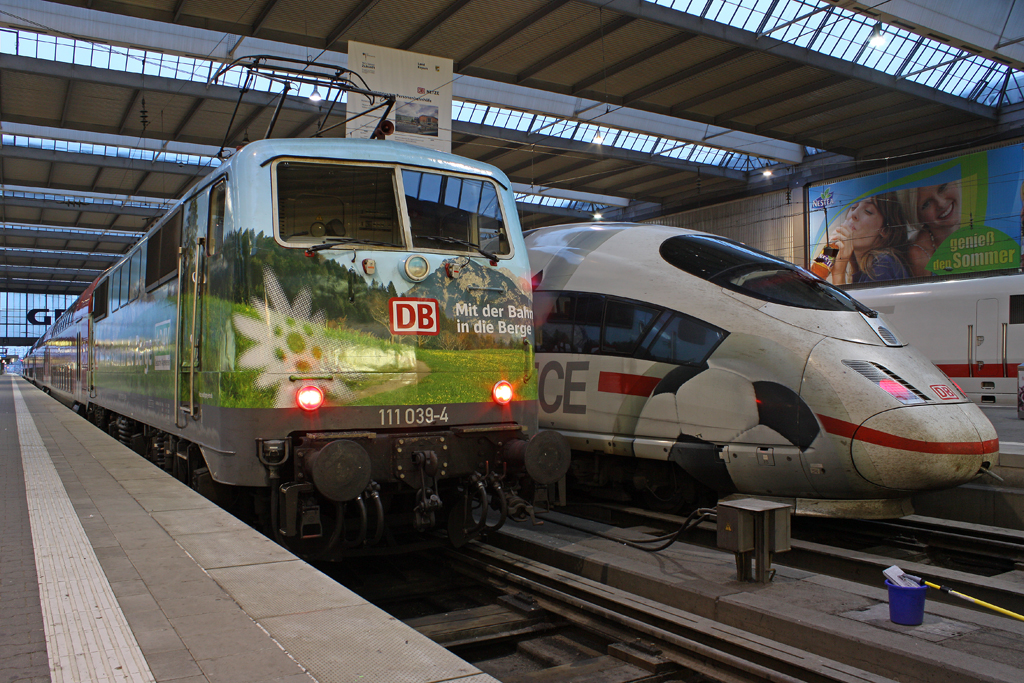 Die 111 039-4 und 403 012 in M�nchen Hbf am 01,08,11