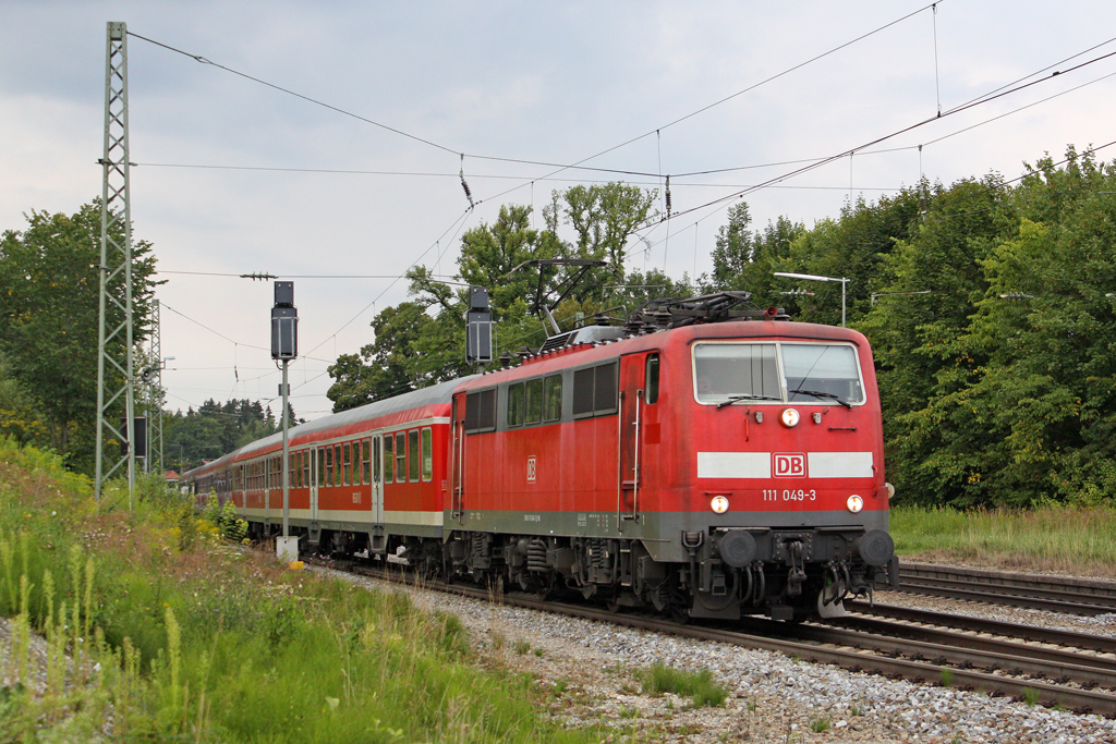 Die 111 049-3 in A�ling (Oberbay) am 29,07,11
