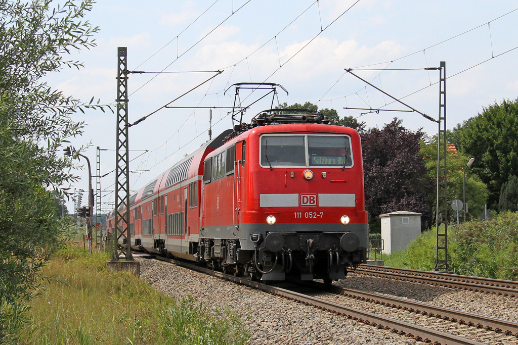 Die 111 052-7 in Gro�karolinenfeld am 02,08,12