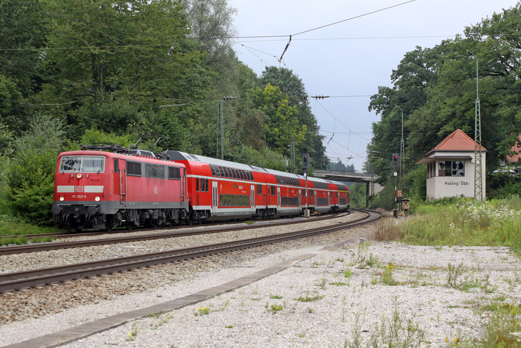 Die 111 053-5 in A�ling (Oberbay) am 30,07,11 