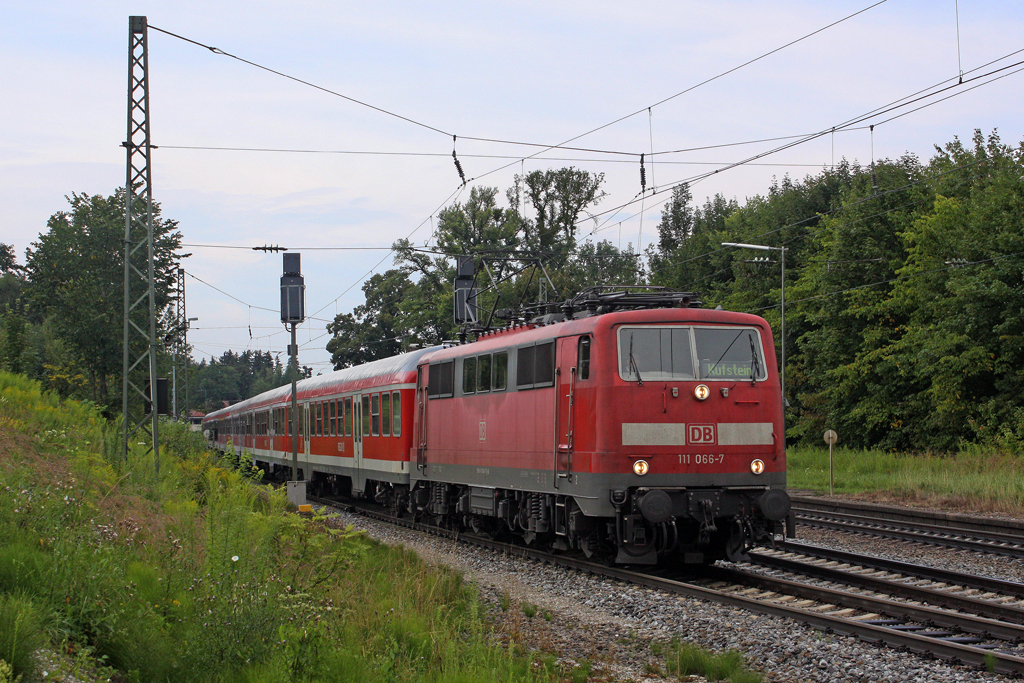 Die 111 066-7 in A�ling (Oberbay) am 29,07,11
