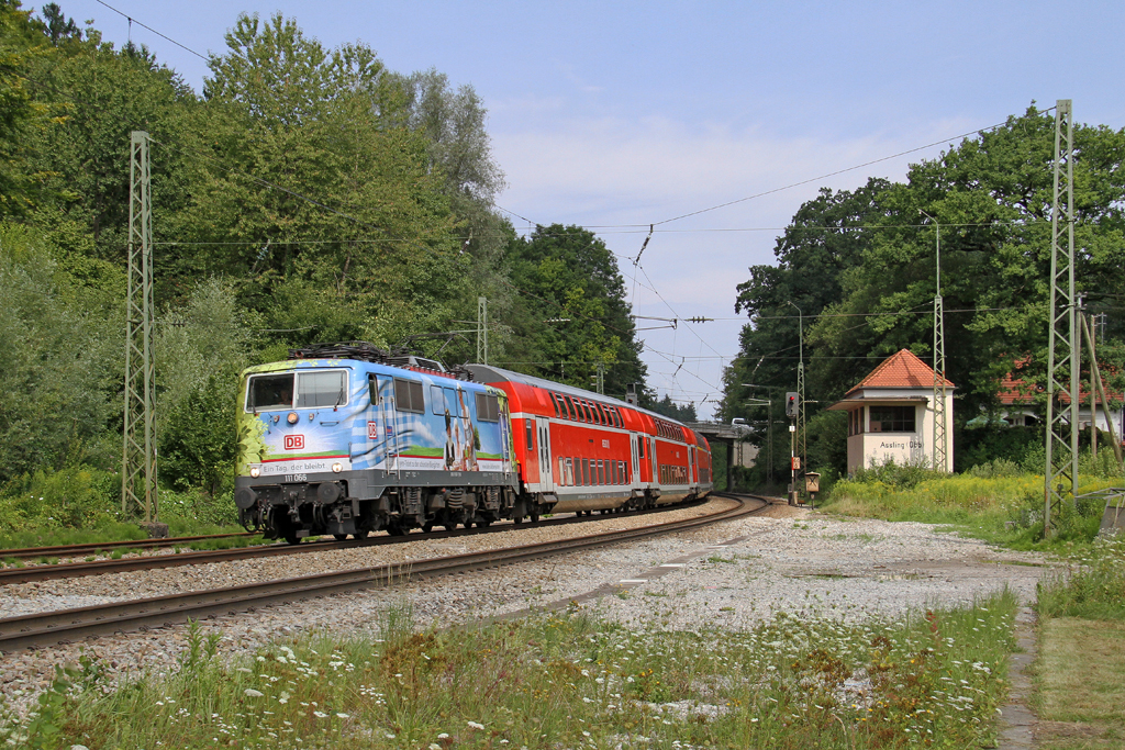 Die 111 066 in A�ling (Oberbay) am 04,08,12