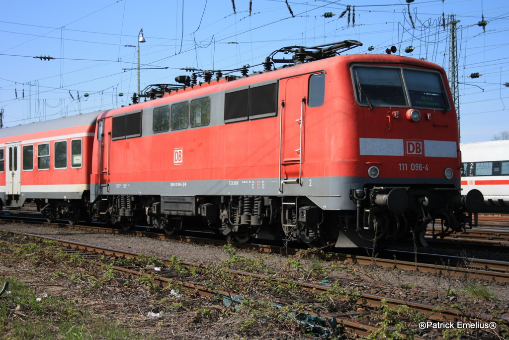 Die 111 096-4 hing abgeb�gelt am Schluss der zwei N-Wagen Garnituren und wurde am 23.04.2010 gewaschen. Bei den Griesheimer Schrebberg�rten