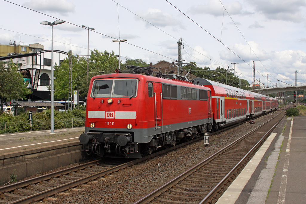 Die 111 111-1 mit dem RE4 nach Aachen Hbf in Wuppertal Oberbarmen am 19,07,11
