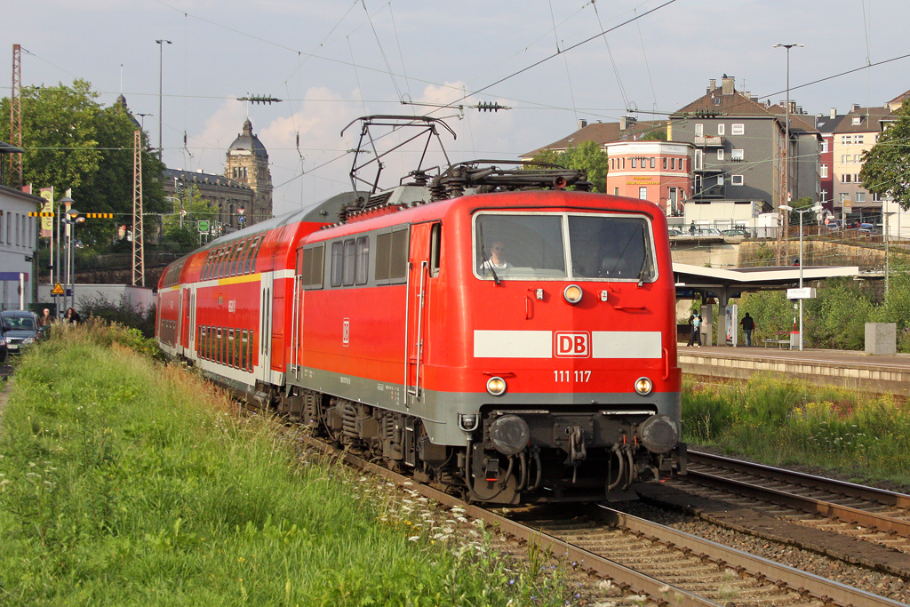Die 111 117 als RE4 nach Aachen Hbf in Wuppertal Steinbeck am 21,07,11