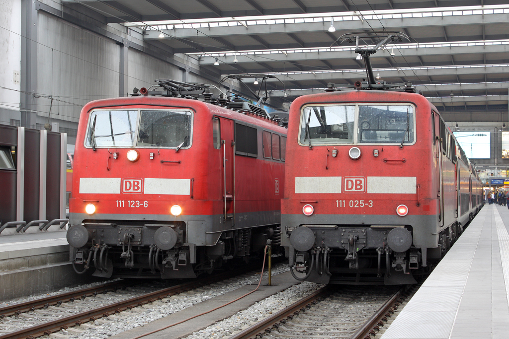 Die 111 123-6 und 111 025-3 in M�nchen Hbf am 01,08,11