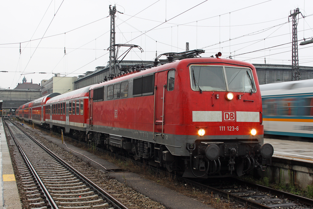 Die 111 123-6 in M�nchen Hbf am 07,08,10