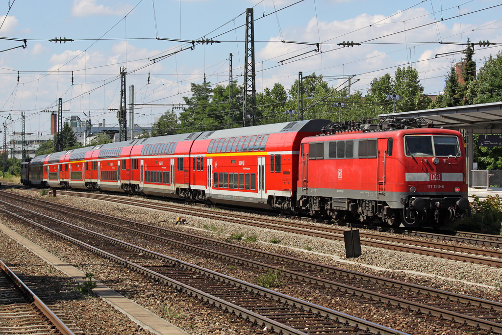 Die 111 123-6 in M�nchen Heimeranplatz am 31,07,10