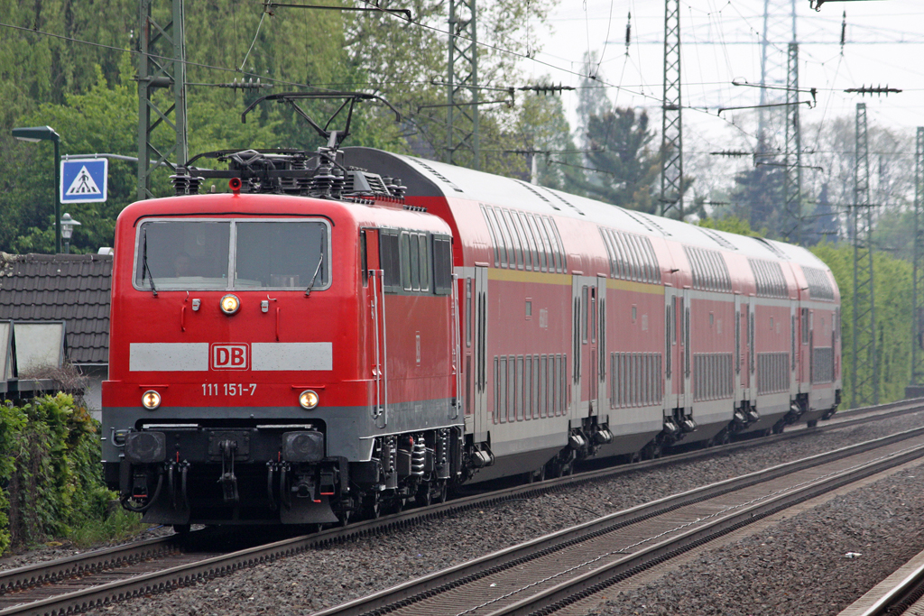 Die 111 151-7 als RE1 in Angermund am 09,05,10