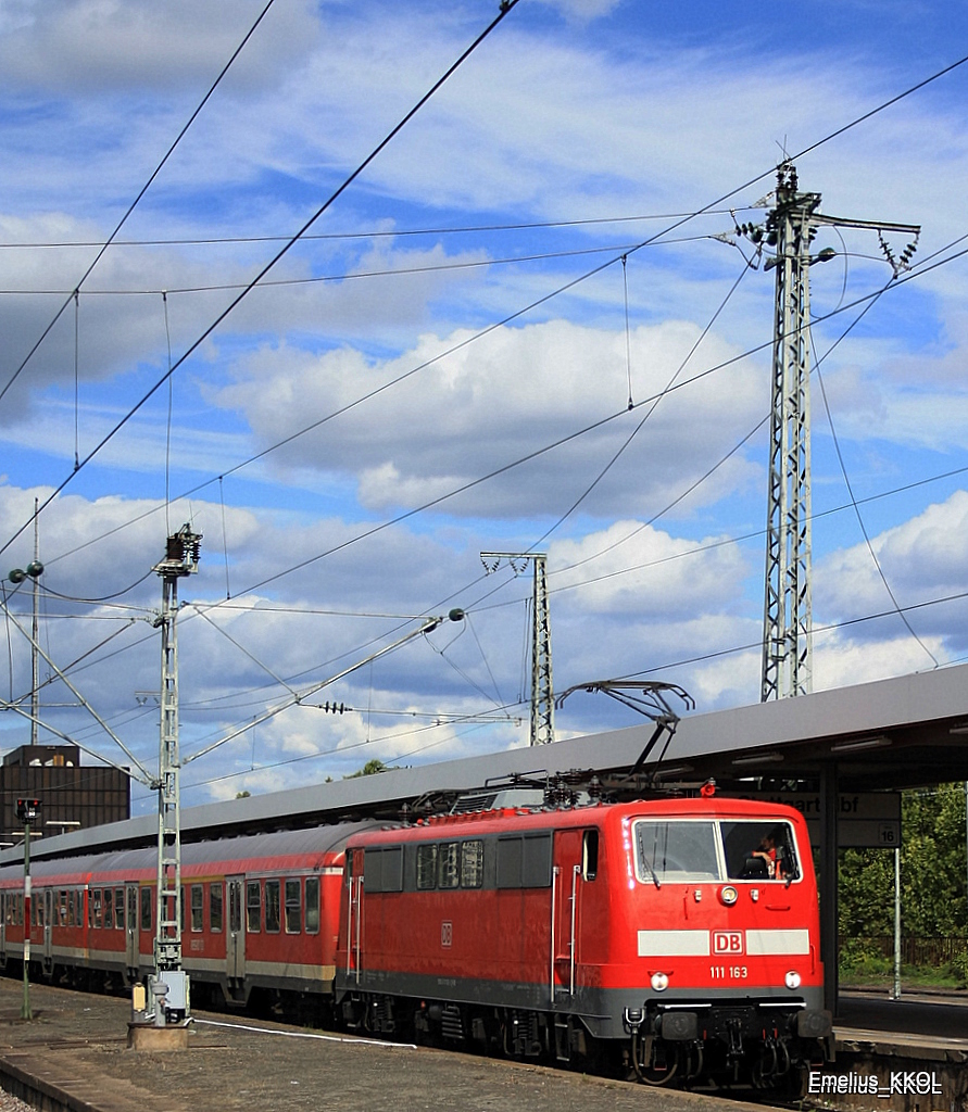 Die 111 163 kommt gerade aus der Abstellanlage und rangiert Ihren Zug an den Bahnsteig um am 16.09.2010 p�nktlich den Stuttgarter Hbf zu verlassen.