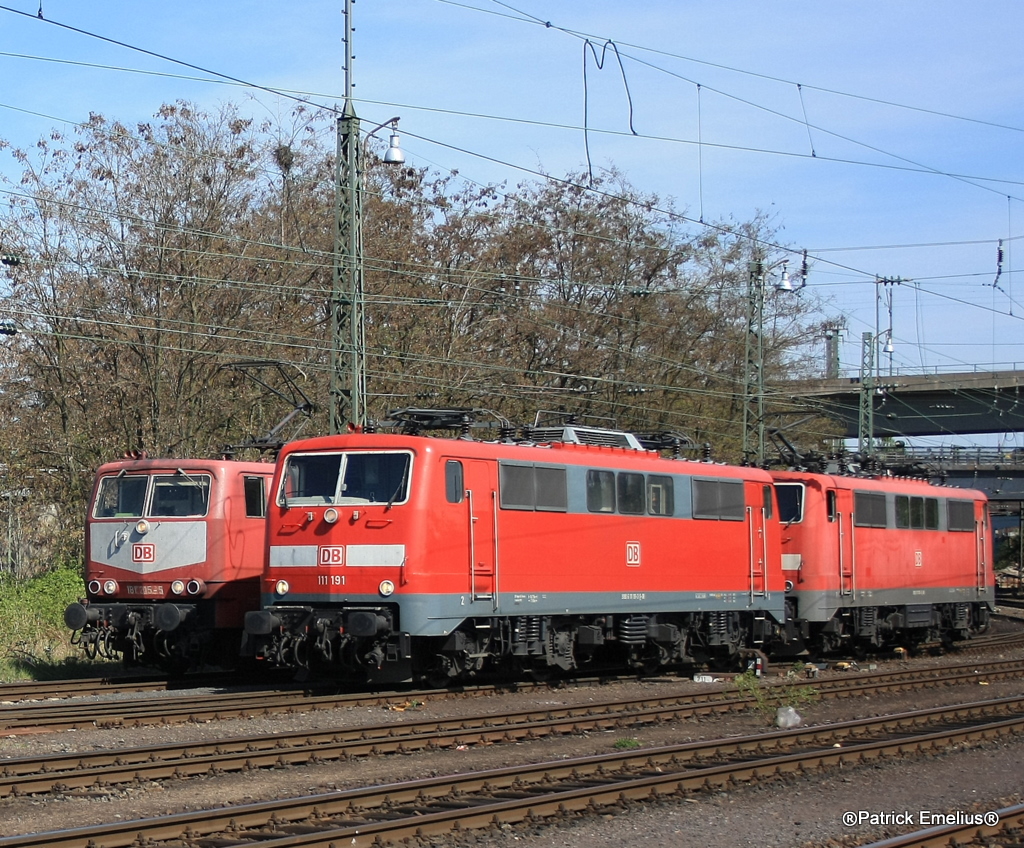 Die 111 191 mit neuen Lack und 111 105 mit verbliechen Lack rangieren an der 181 215 vorbei. Am 23.04.2010 bei den Griesheimer Schrebberg�rten