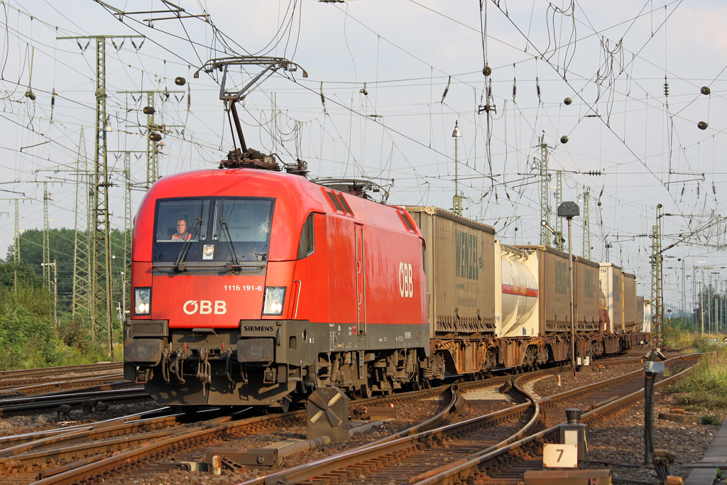 Die 1116 191-6 mit dem  Wenzel  bei der Ausfahrt aus dem Gnf Gremberg am 12,08,10 