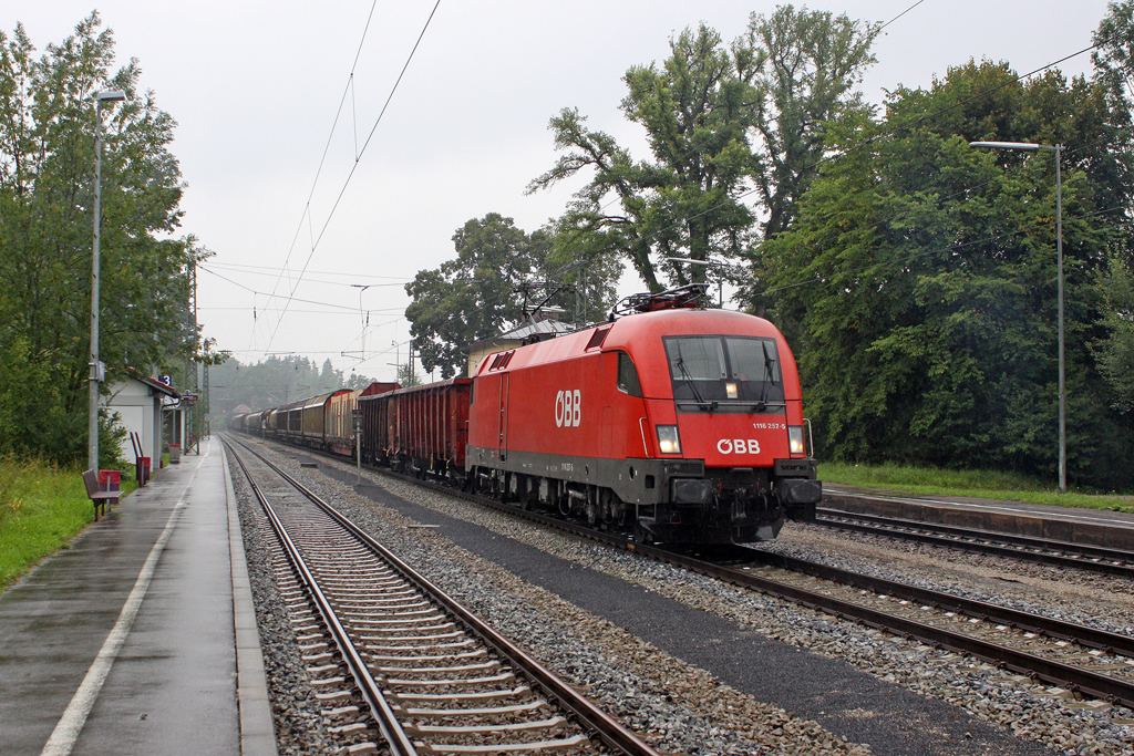 Die 1116 257-5 in A�ling (Oberbay) am 30,07,11 