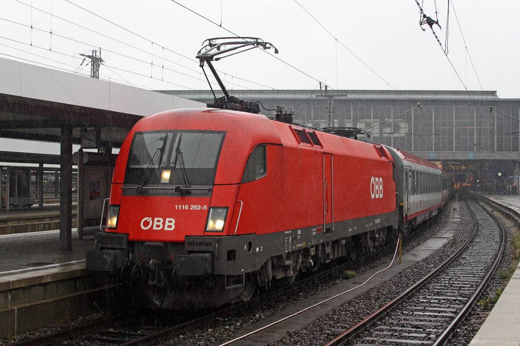 Die 1116 262-5 mit EC 112 in M�nchen Hbf am 06,08,10