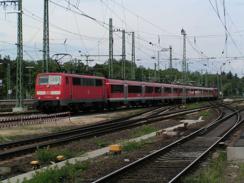 Die 111er Sandwich Gernitur fuhr als Kurzpendler zwischen Hanau und Frankfurt am Main Flughafen Regio.

Patrick E.