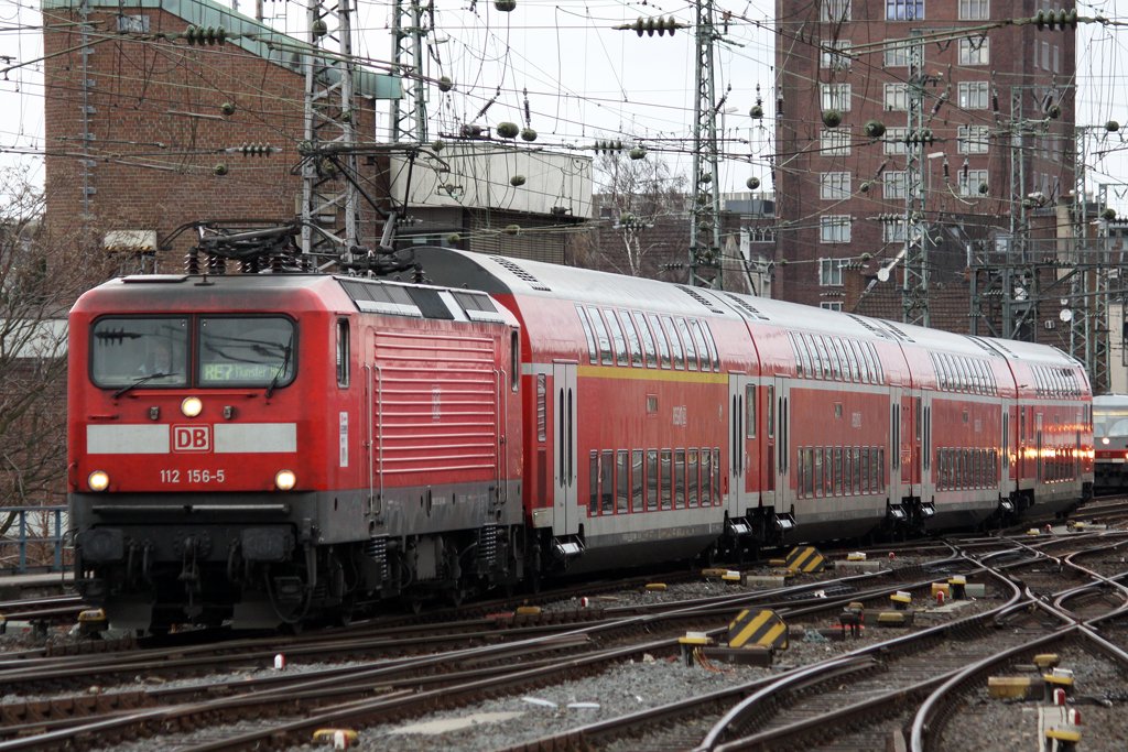 Die 112 156-5 bei der Einfahrt in K�ln Hbf am 28,02,10