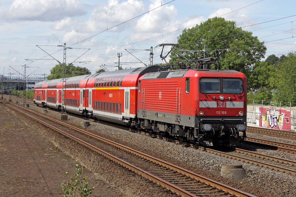 Die 112 166 als RE7 nach M�nster in Schwelm West am 19,07,11
