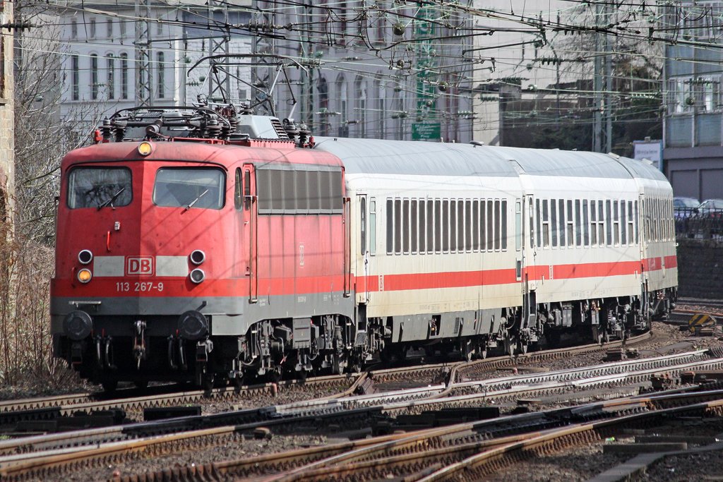 Die 113 267-9 mit IC 2862 nach Bonn Hbf bei der Einfahrt den Wuppertaler Hbf am 27,03,10 