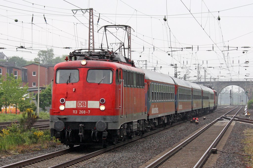 Die 113 268-7 mit IC 2863 in Wuppertal Vohwinkel am 31,05,10