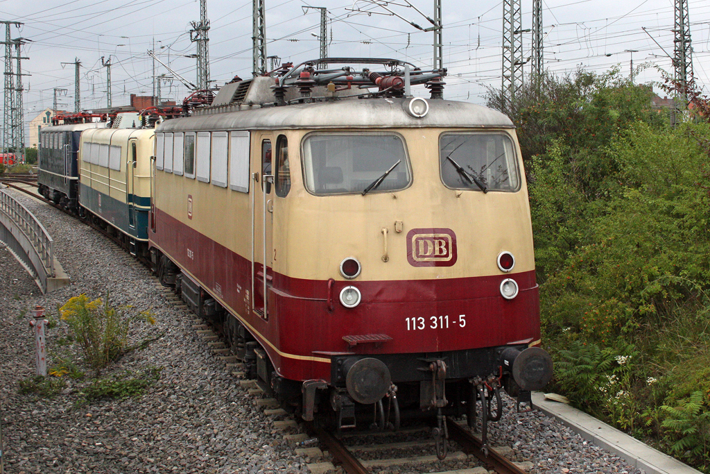 Die 113 311-5, 184 003-2 und E41 001 im Einfahrtsgleis vom DB museum N�rnberg am 18,08,10