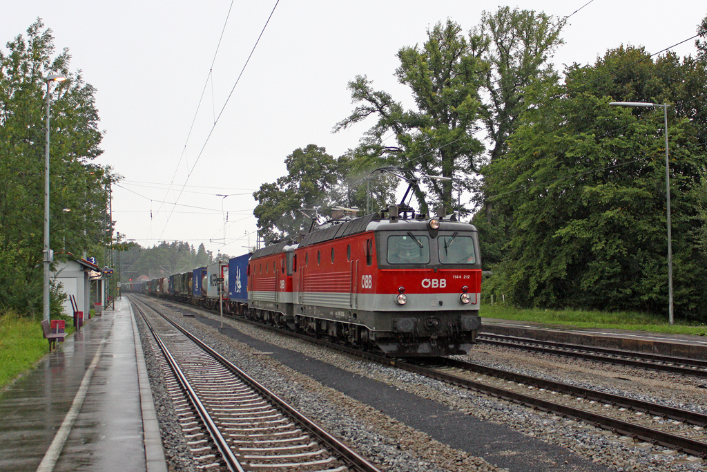 Die 1144 212 und 1144 200 in A�ling (Oberbay) am 29,07,11