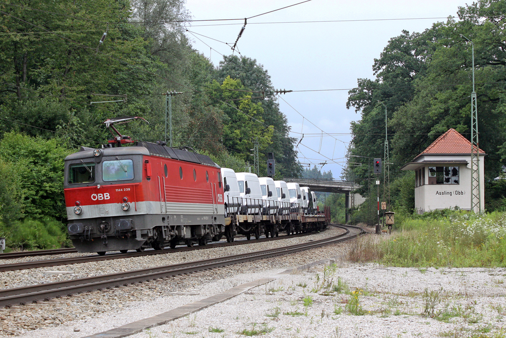 Die 1144 239 in A�ling (Oberbay) am 30,07,11 
