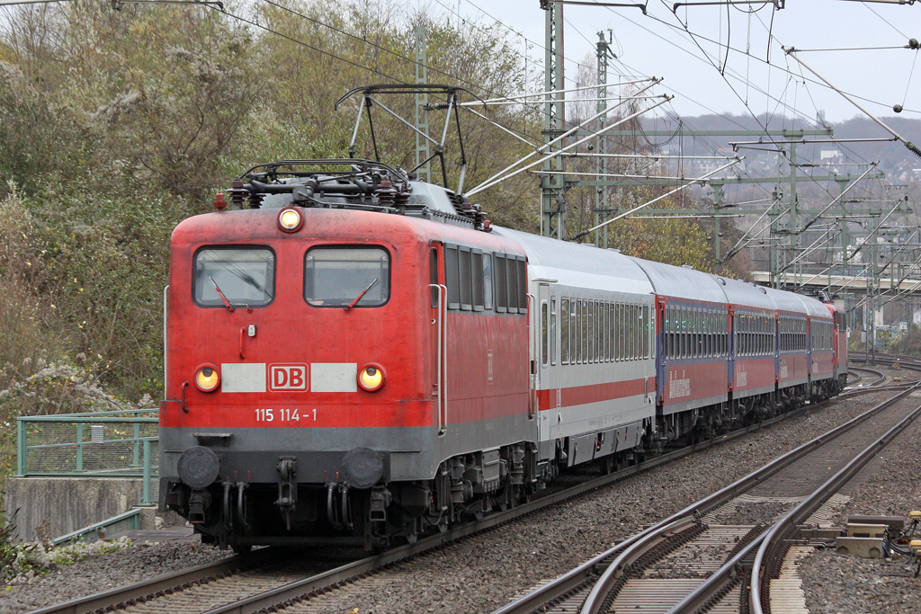 Die 115 114-1 mit IC 2862 in Wuppertal Vohwinkel am 12,11,10