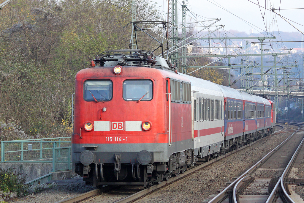 Die 115 114-1 mit IC 2862 in Wuppertal Vohwinkel am 16,11,10