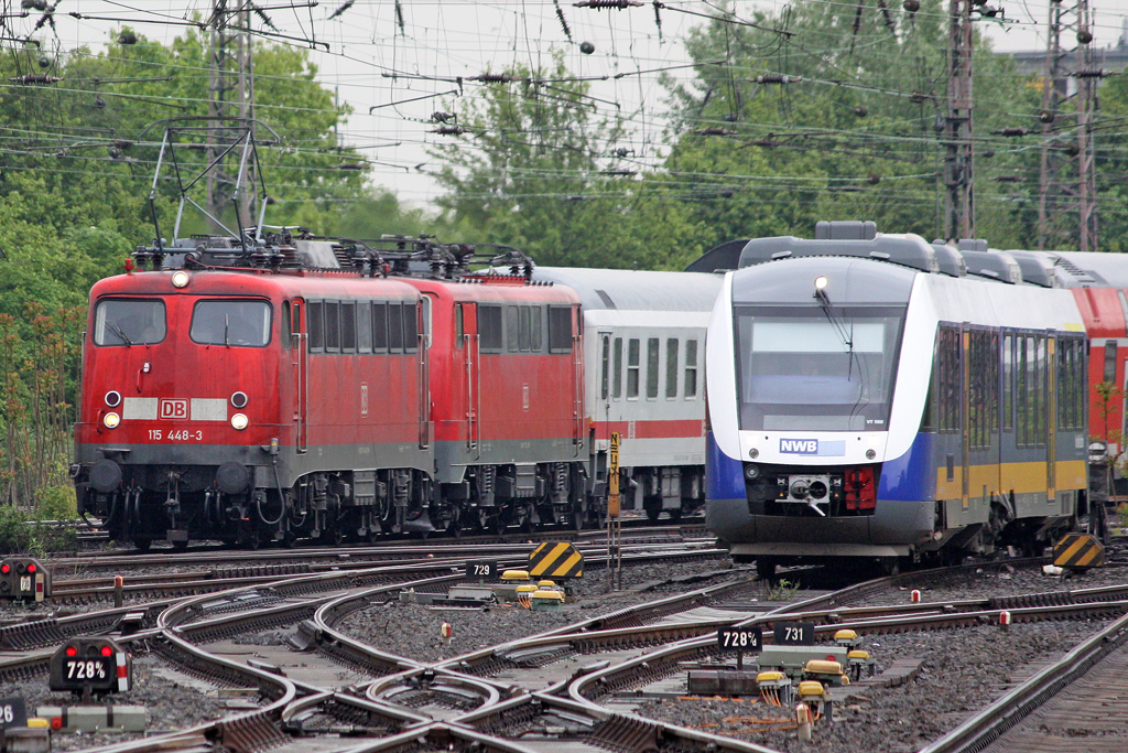 Die 115 448-3 mit einen Schadzug in Duisburg Hbf am 07,05,10