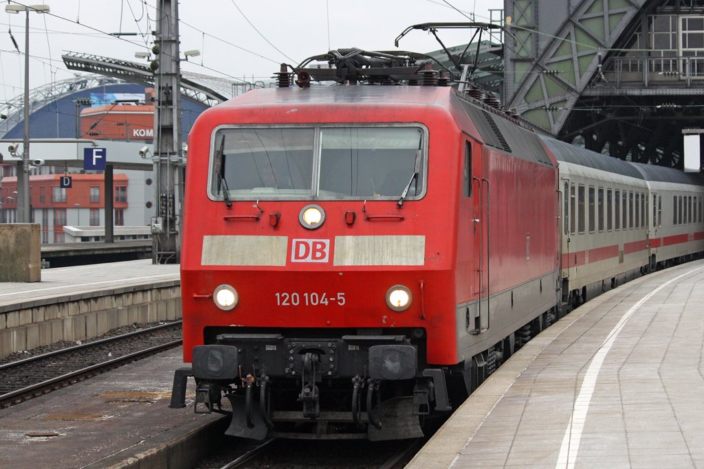 Die 120 104-5 bei der Ausfahrt aus den K�lner Hbf am 21,01,10