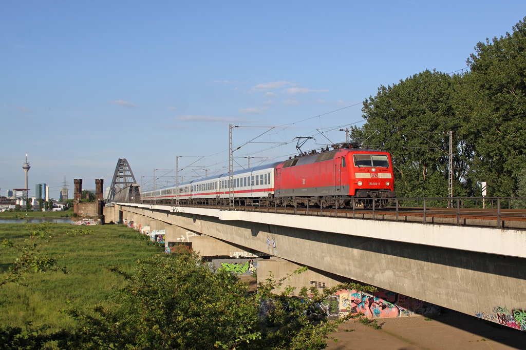Die 120 104-5 mit dem IC 1919 auf der Hammer Rheinbr�cke in D�sseldorf-Hamm am 17,06,12