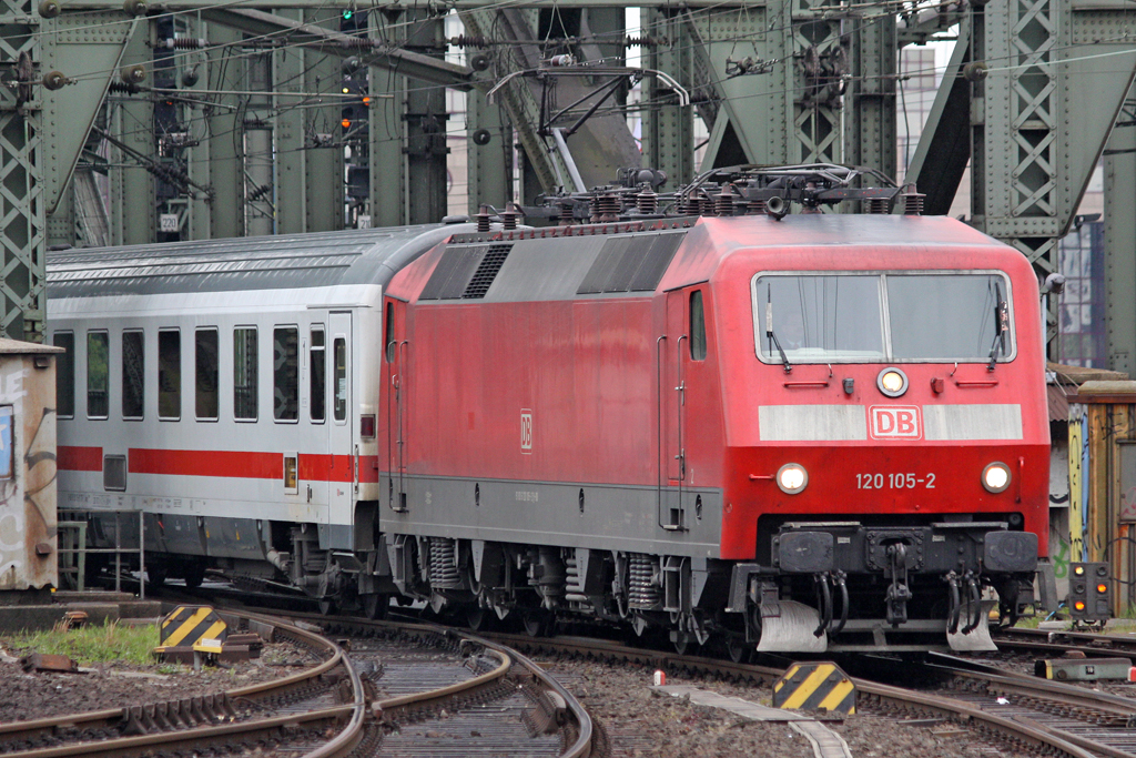 Die 120 105-2 in K�ln Hbf am 07,05,10