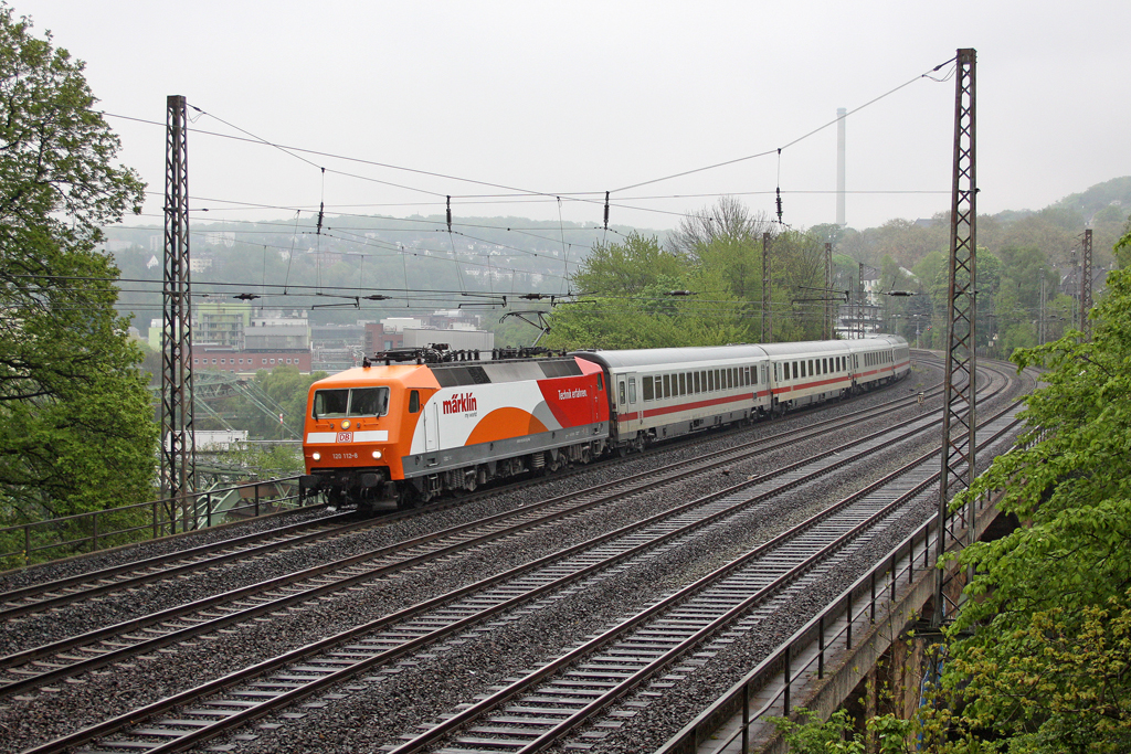 Die 120 112-8 mit IC 2329 nach Frankfurt in Wuppertal Sonnborn am 06,05,12