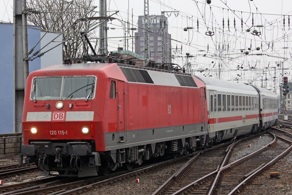 Die 120 115-1 bei der Einfahrt in den K�lner Hbf am 21,01,10