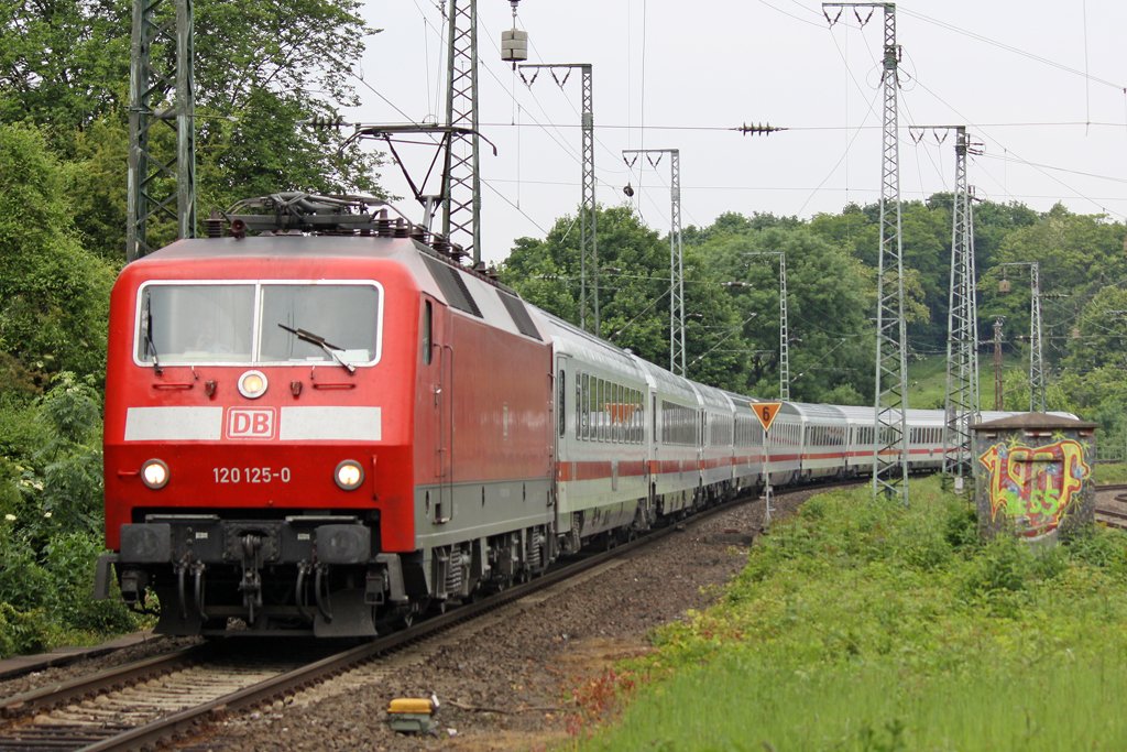 Die 120 125-0 in K�ln West am 02,06,10