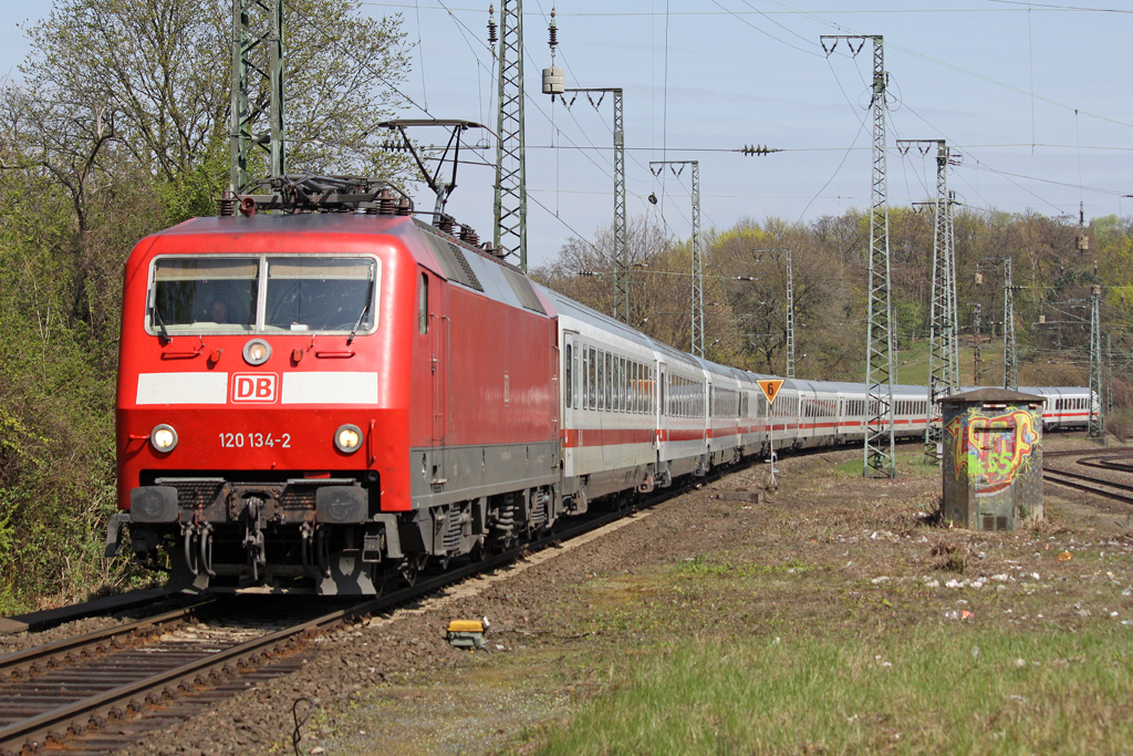 Die 120 134-9 in K�ln West am 09,04,10